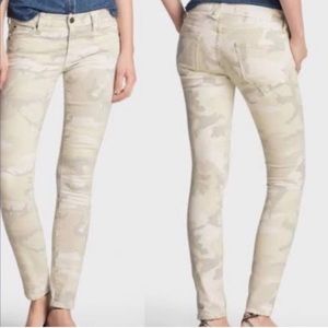 Never worn Elizabeth & James Textile skinny jeans pants white grey tan camo 28